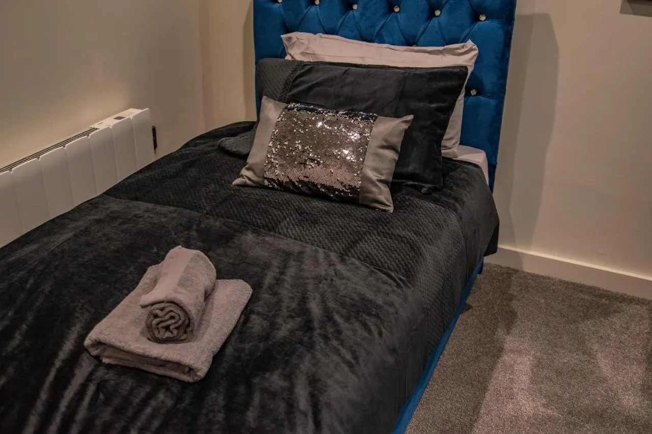 Apartment Bv Comfy Spacious 3 Bedroom Townhouse At One Cliff Oak Leeds Perfect For Contractors