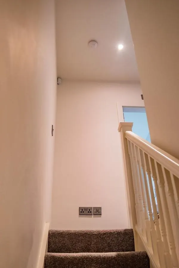 Apartment Bv Comfy Spacious 3 Bedroom Townhouse At One Cliff Oak Leeds Perfect For Contractors United Kingdom